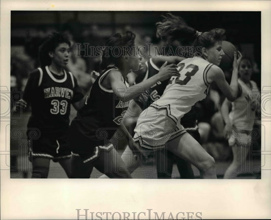 1990 Press Photo Lisa Harrington Of Madison Pulls Down A Rebound - cvb42339- Historic Images