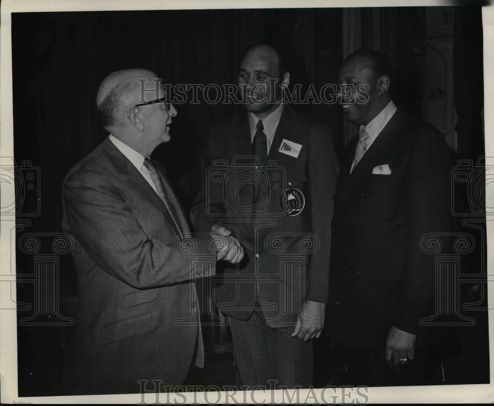 1971 Press Photo Dr. Paul Briggs, John Chavers, Couls Stokes- Historic Images