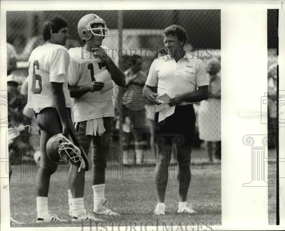 Press Photo Larye Weaver with quarterbacks Paul McDonald and Brian Sipe- Historic Images