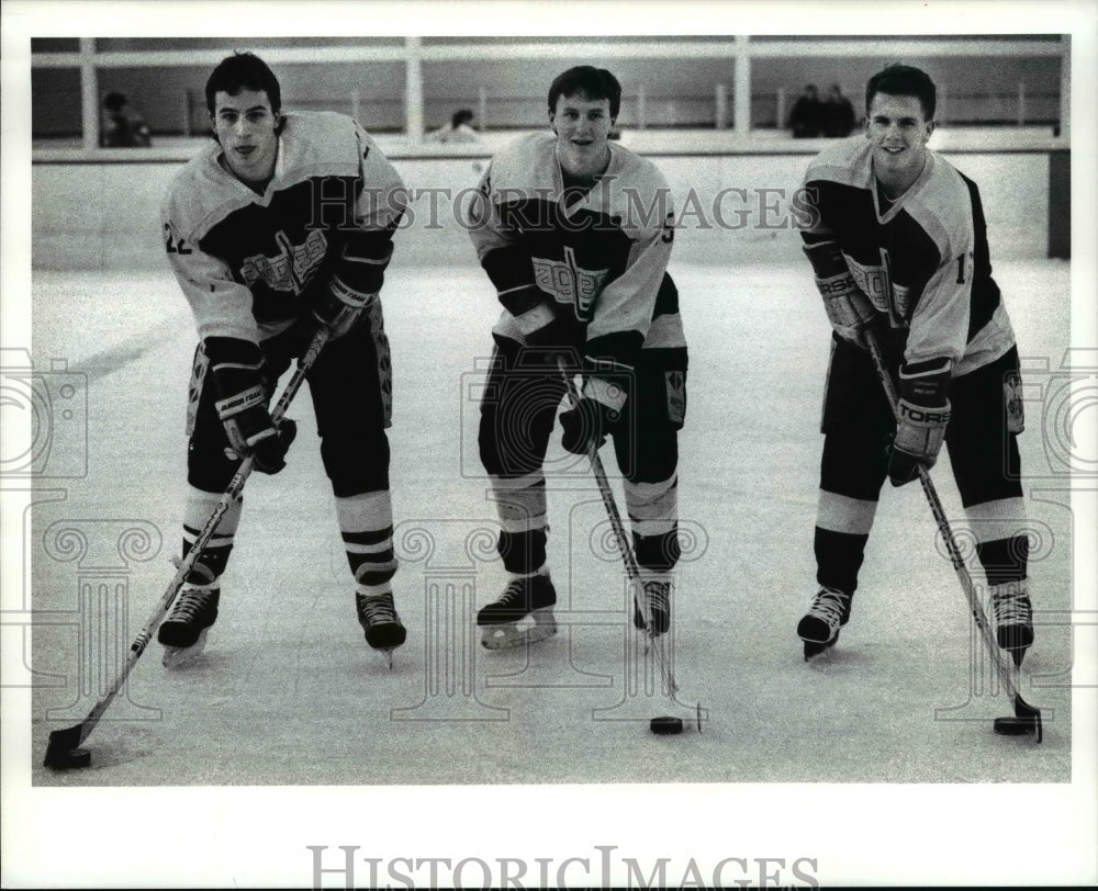 1990 Press Photo St. Edward Players, Tim McCurdy, Jarret Whidden, Danny Madden- Historic Images