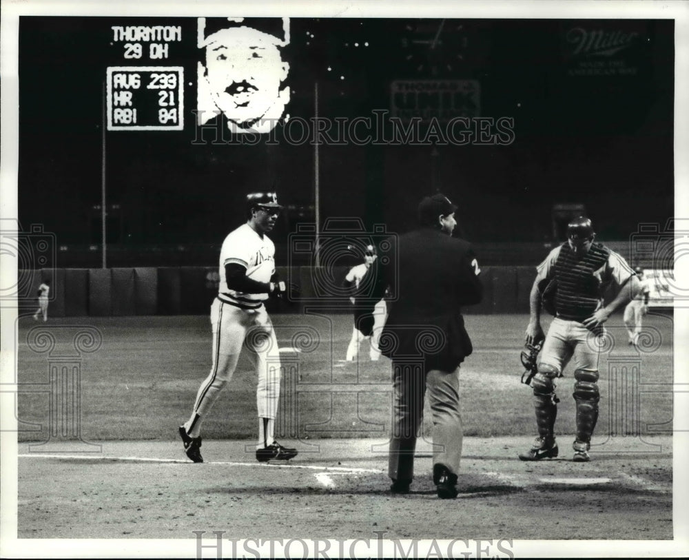 1985 Press Photo Andy Thornton Crosses Home Plate After 2 Run Home Run- Historic Images
