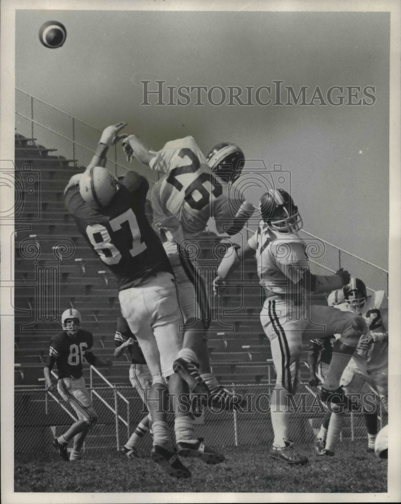 1971 Press Photo Shaker Heights&#39; Scott Keller-football action - cvb43082- Historic Images