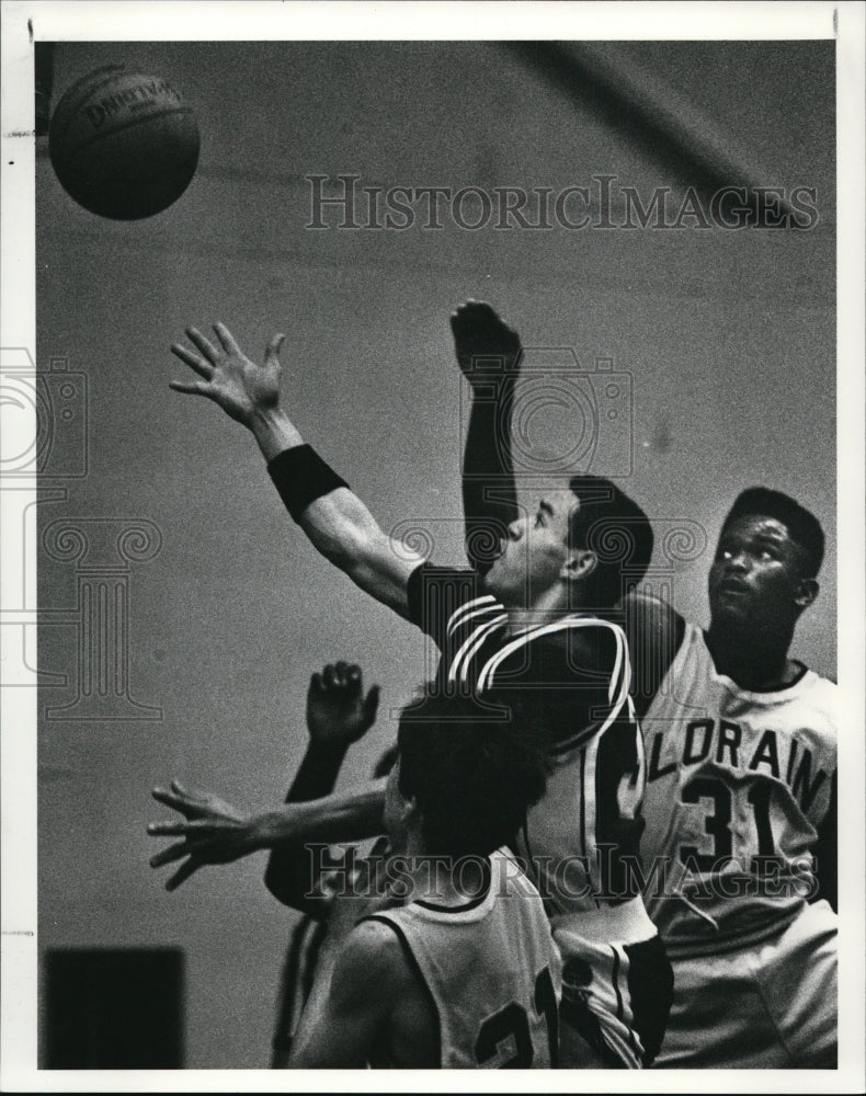 Press Photo Lorain High Dan Skimin and Tony Sharpe vs Mark Tisdale-basketball- Historic Images