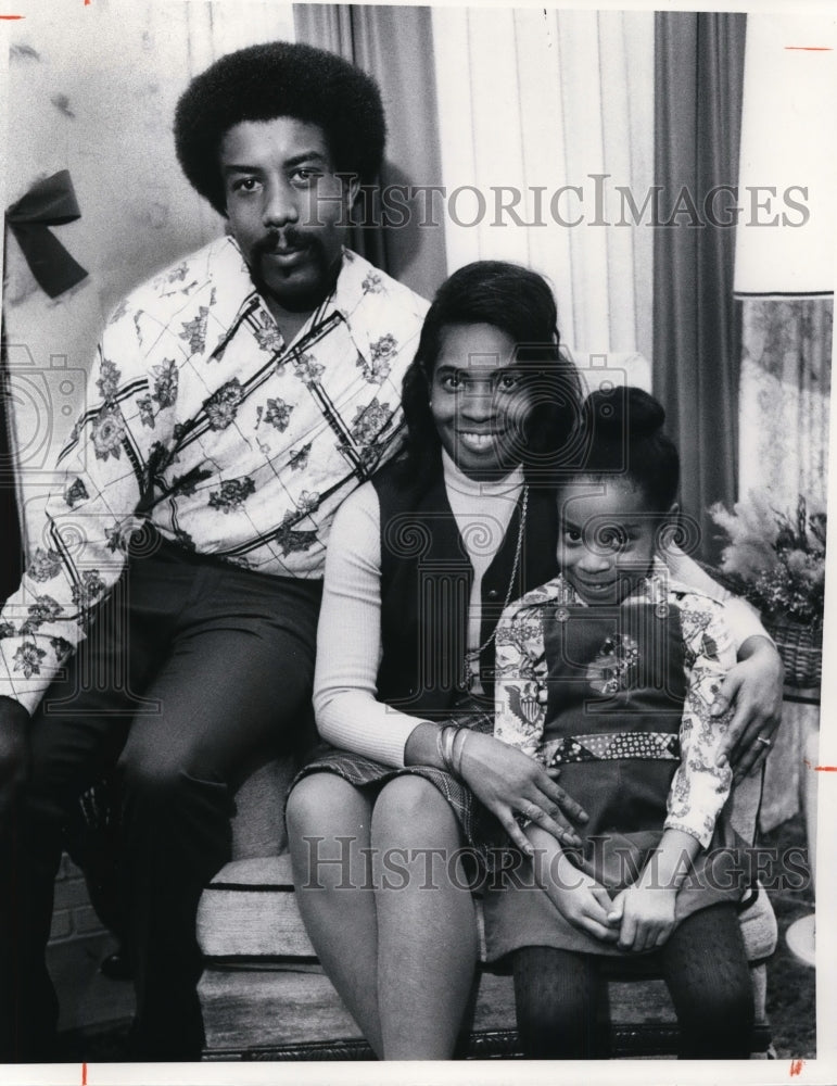 1976 Press Photo JFK High School coach Roye Kidd with family-Vivian and Monee- Historic Images