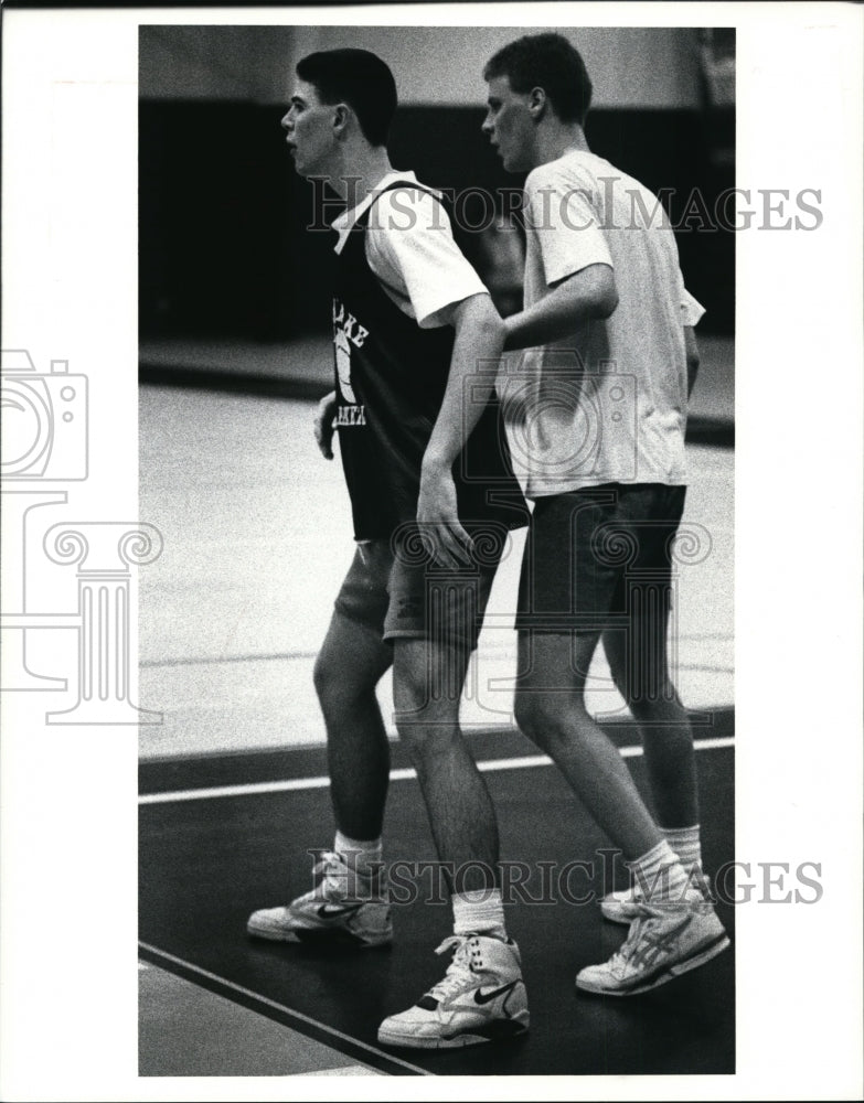 1990 Press Photo Frank Bolongia scrimmages with fellow team mate during practice- Historic Images