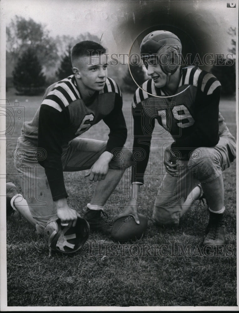1946 Press Photo Chagrin Falls Football players-Kagy Jr., Cap. Dave Hileman