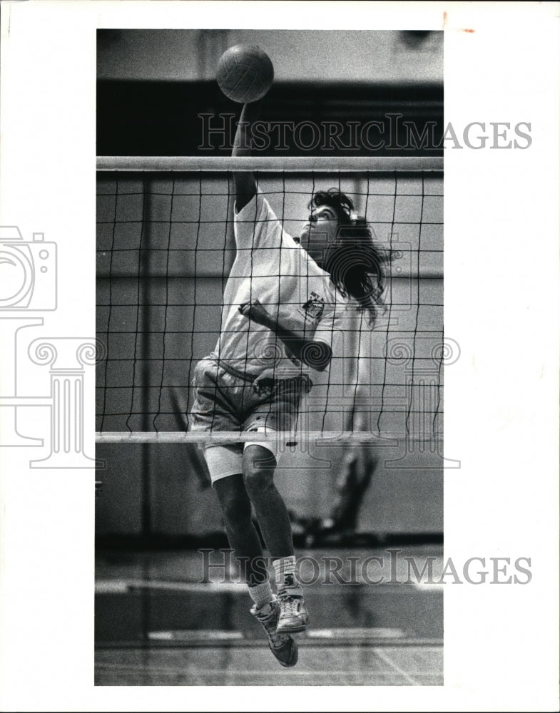 1990 Press Photo Mentor-Mandy Futchi spikes the ball - cvb43426- Historic Images