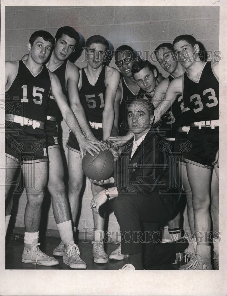 1966 Press Photo Taking time out from practice to poses for PD Richard Misch- Historic Images