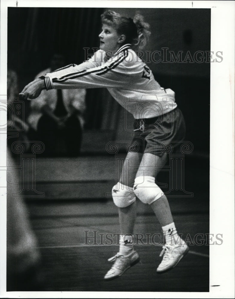 1989 Press Photo Fairview volleyball player-Lesley Vysoky - cvb43638- Historic Images