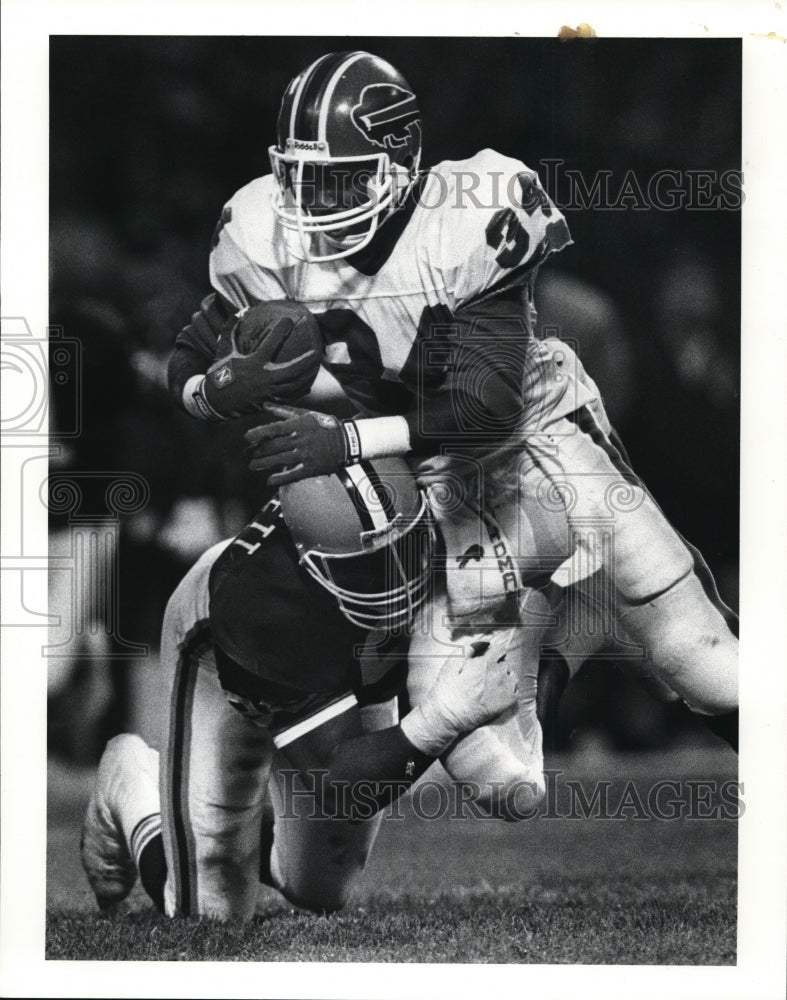 1990 Press Photo Football action between Thurman Thomas and Rob Bennett- Historic Images