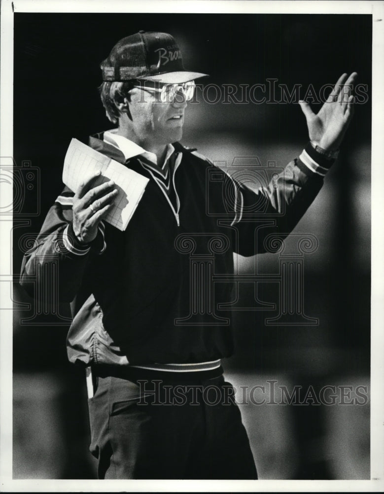 1987 Press Photo Browns coach Marty Schottenheimer during a football action- Historic Images