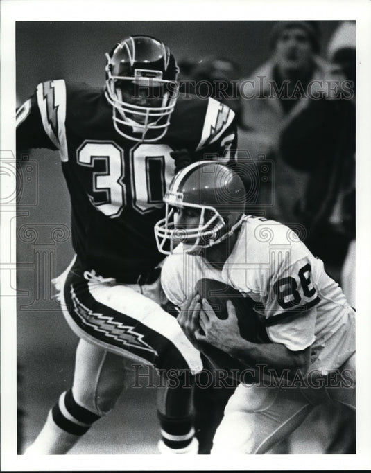 1986 Press Photo Brian Brennan catches a 57 TD pass from Kosar - cvb43878- Historic Images