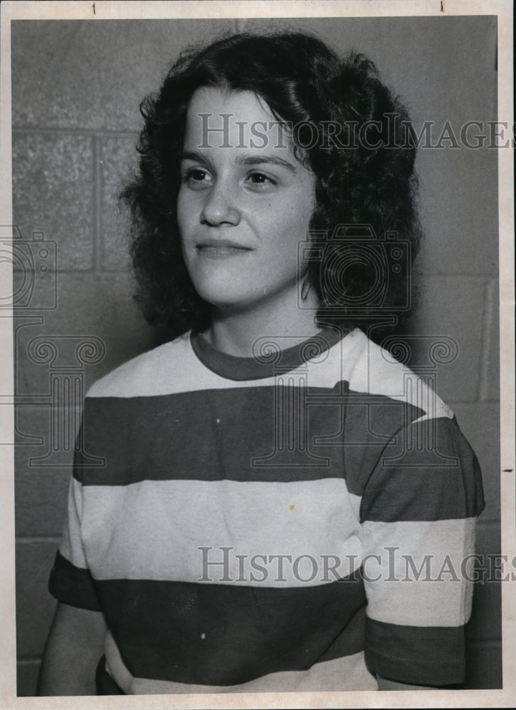 1976 Press Photo Barb Gyevat represents Cleveland area in Free Throw contest- Historic Images
