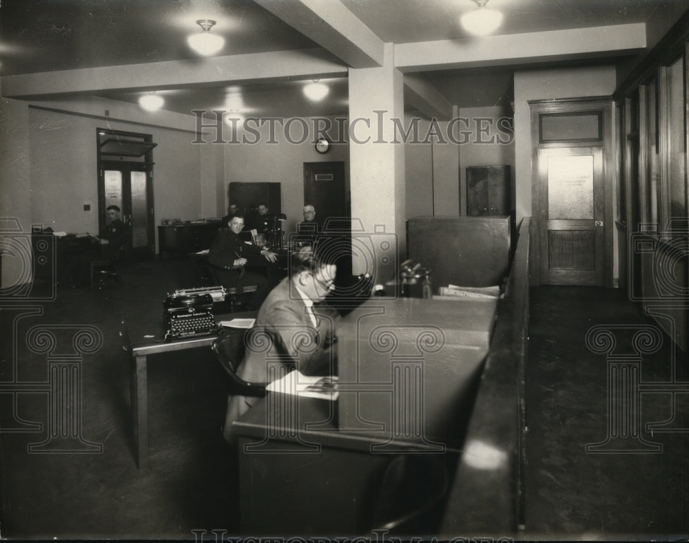 1927 Press Photo J.P Buckley in Central Police station&#39;s new clerks office, Ohio- Historic Images