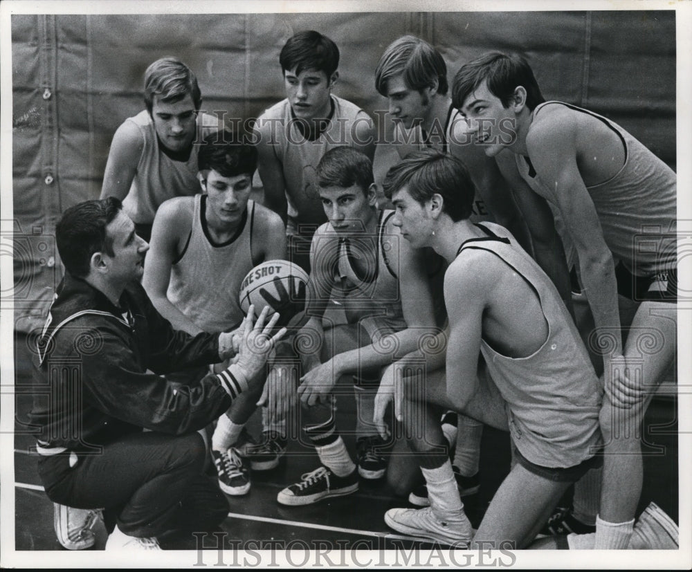 1972 Press Photo Doc Daugherty, coach for Euclid High basketball team in Ohio.- Historic Images