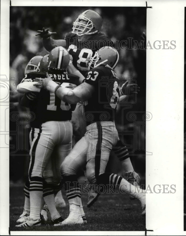 1989 Press PhotoThe Browns celebrate the winning field goal against the Browncos- Historic Images