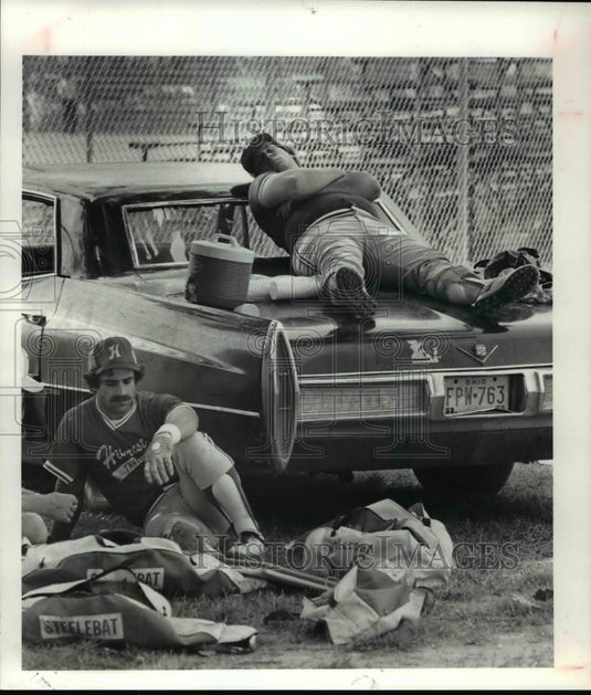 Press Photo Phil Okonek & Rick Citino, Hillcrest Tavern baseball rest by tree.- Historic Images