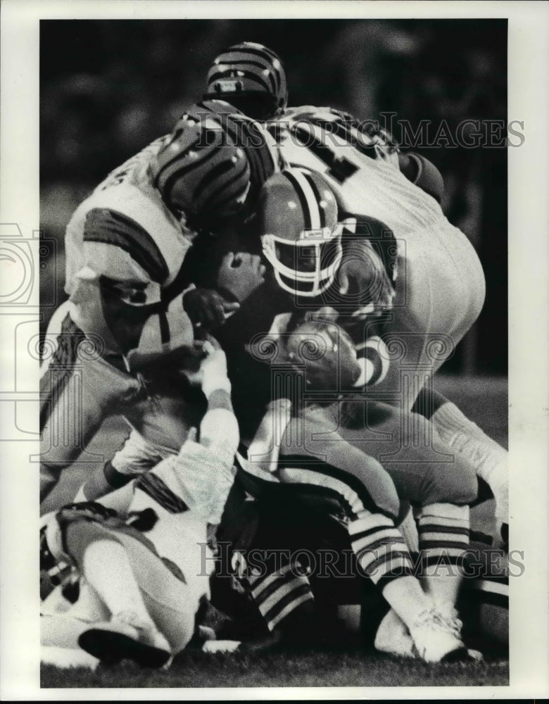 Press Photo Mike Pruitt runs but was stopped at line of scrimmage - cvb44734- Historic Images