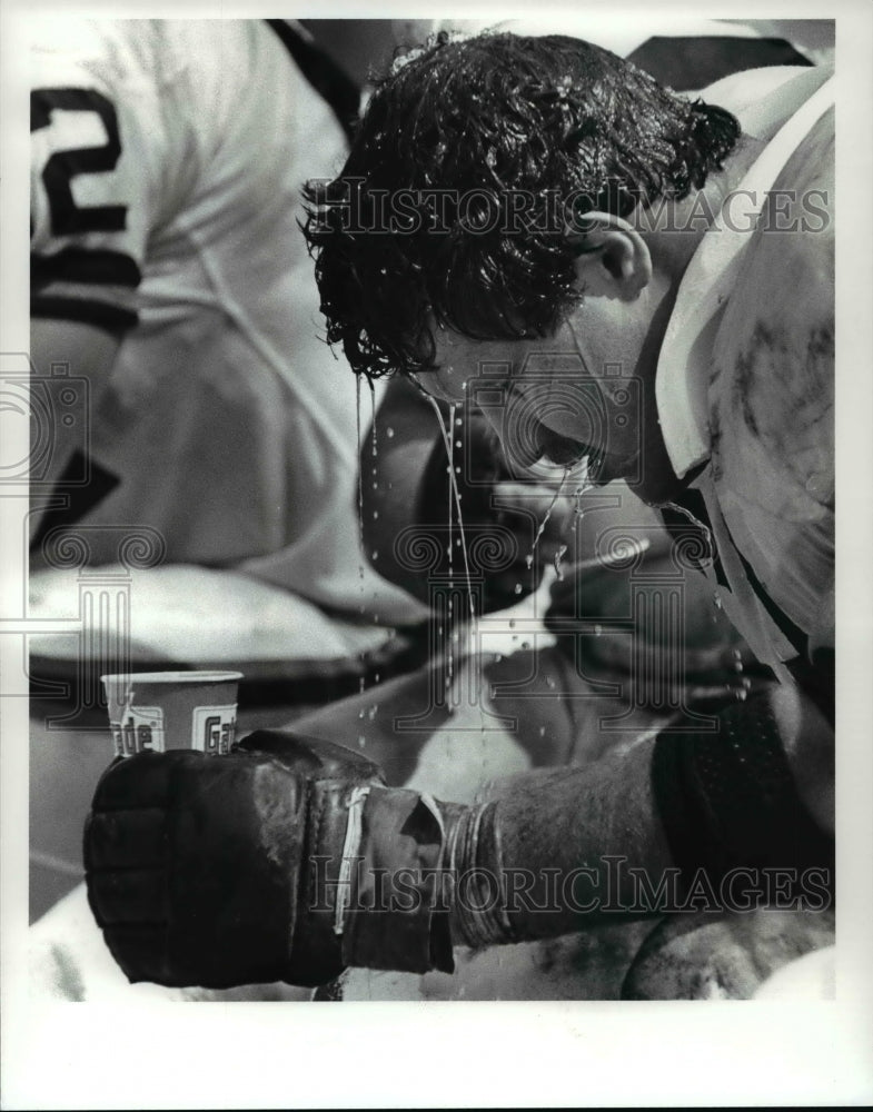 Press Photo Dan Fike pours water over his head in an effort to battle the heat- Historic Images