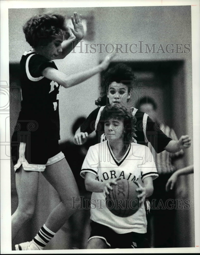 1990 Press Photo Kyle Lathwell, Lorain, surrounded by Admiral King defenders.- Historic Images