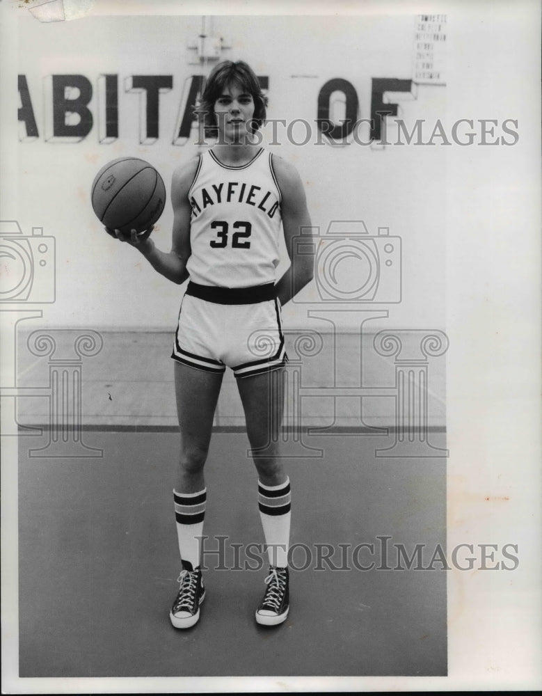 1977 Press Photo Dave Hammerle with Mayfield basketball in Ohio. - cvb44891