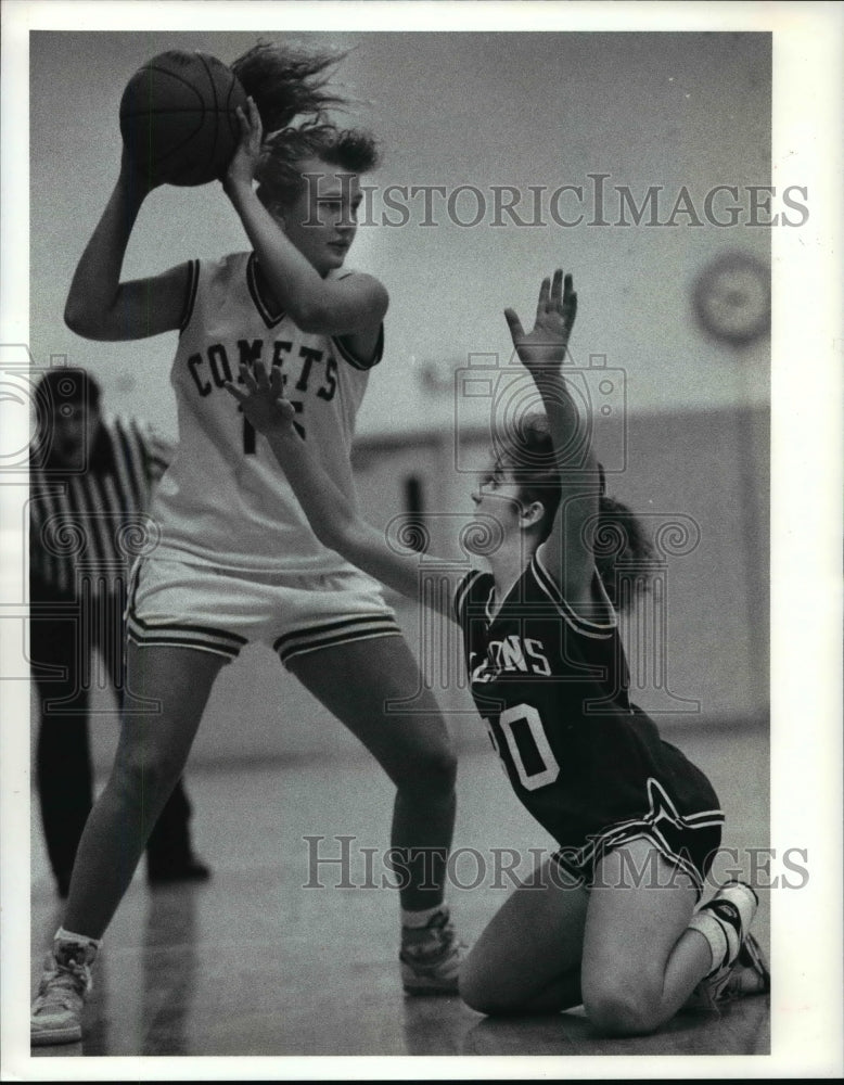 1990 Press Photo Amherst High&#39;s Azok vs Fireland Falcons&#39; Moehl-basketball game- Historic Images