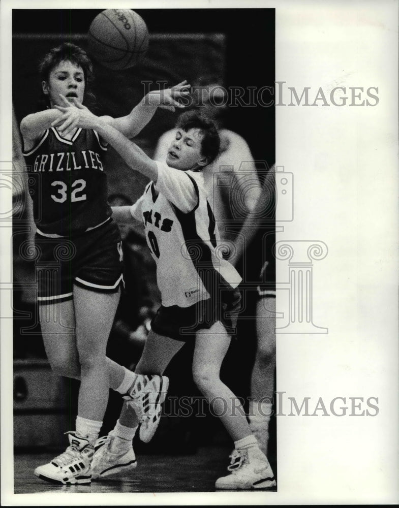 1991 Press Photo 32 Jen Englehart pass court to a team mate past 10 Kelly Clark- Historic Images