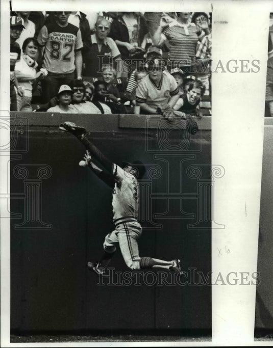 1982 Press Photo Miguel Dilone fails to catch the ball from the of Steve Kemp- Historic Images