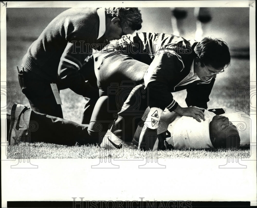 1986 Press Photo Brown medical personnel check Ernest Byner injured his foot- Historic Images