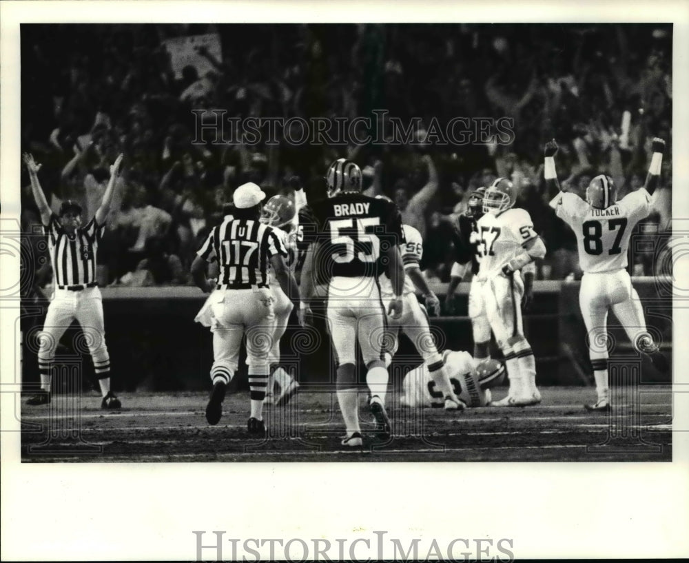 1986 Press Photo Browns celebrate after Minnifield falls on blocked punt- Historic Images