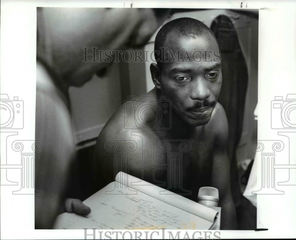 1988 Press Photo Brown&#39;s Ozzie Newsome Talks to Reporters in Locker Room- Historic Images