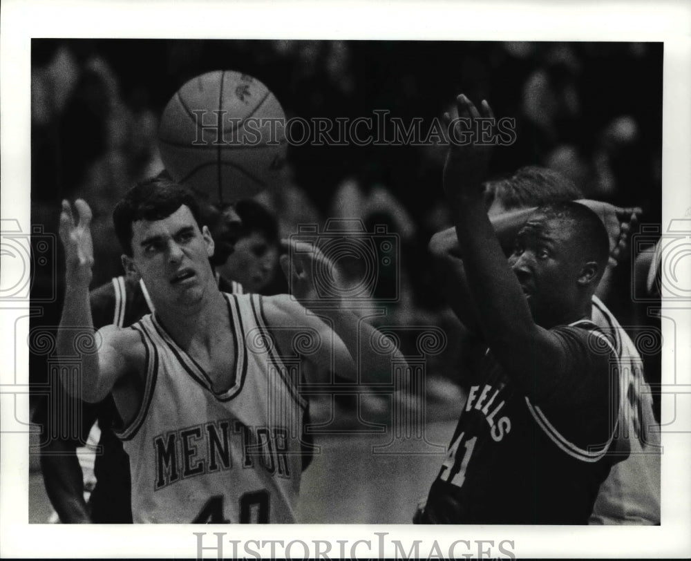 Press Photo Jason Beatty Tries to Grab Ball While Mack Warren Watches- Historic Images