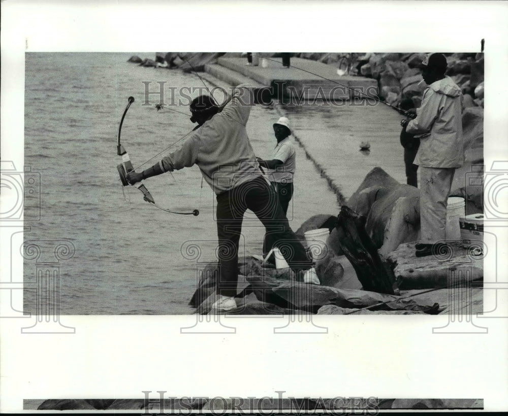 1986 Press Photo Walter Robinson is not like the other fisherman-Crossbow Fisher- Historic Images