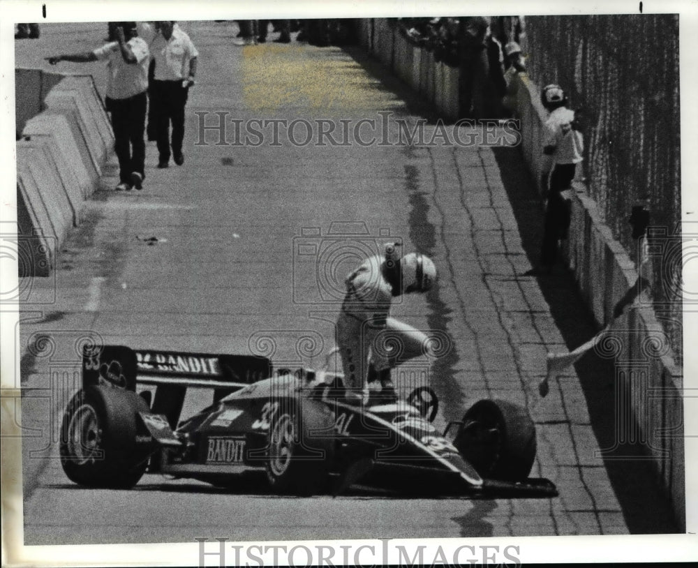 1987 Press Photo Tom Sneva leaves his car after hitting the exit wall of pits- Historic Images