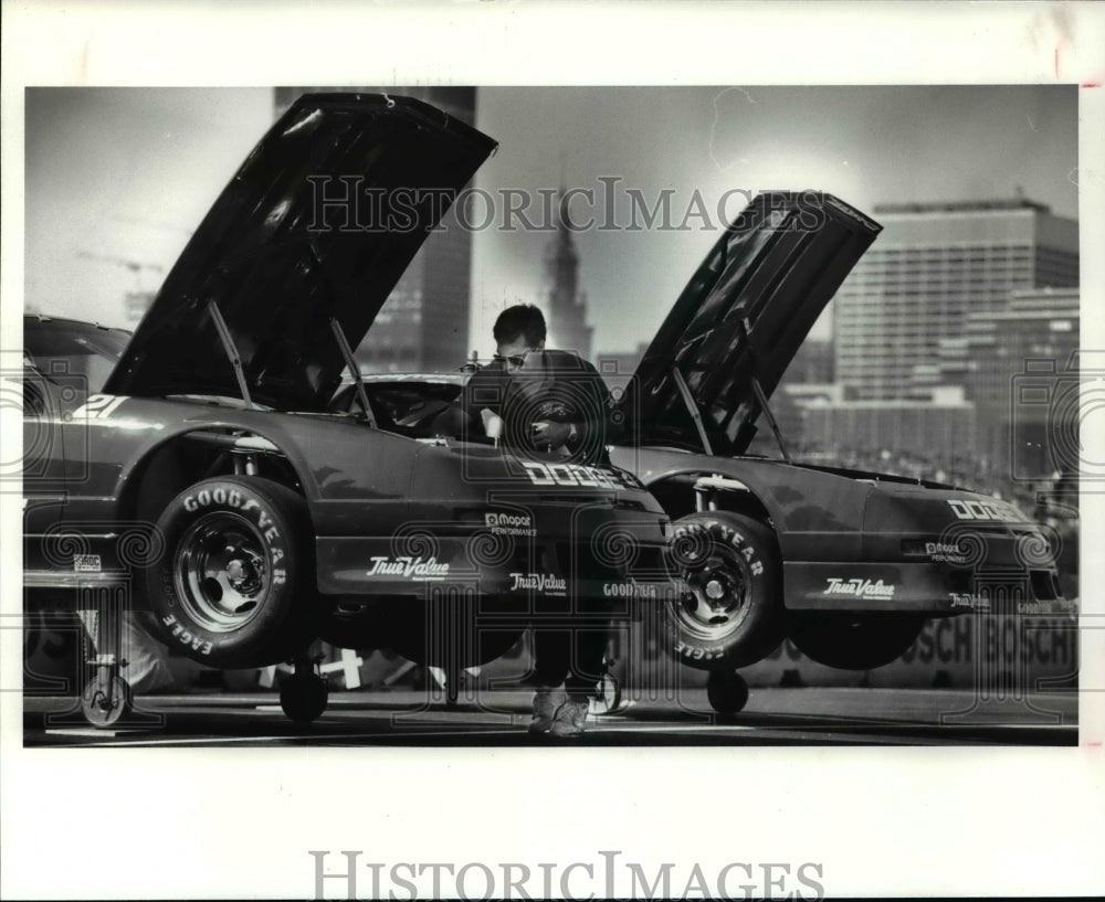 1990 Press Photo Matt Yocum, IROC mechanic, shines up one of the IROC cars- Historic Images