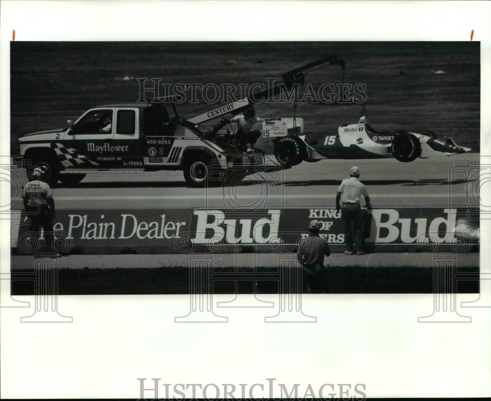 1990 Press Photo The car driven by Eddie Cheever is hauled off after crash- Historic Images