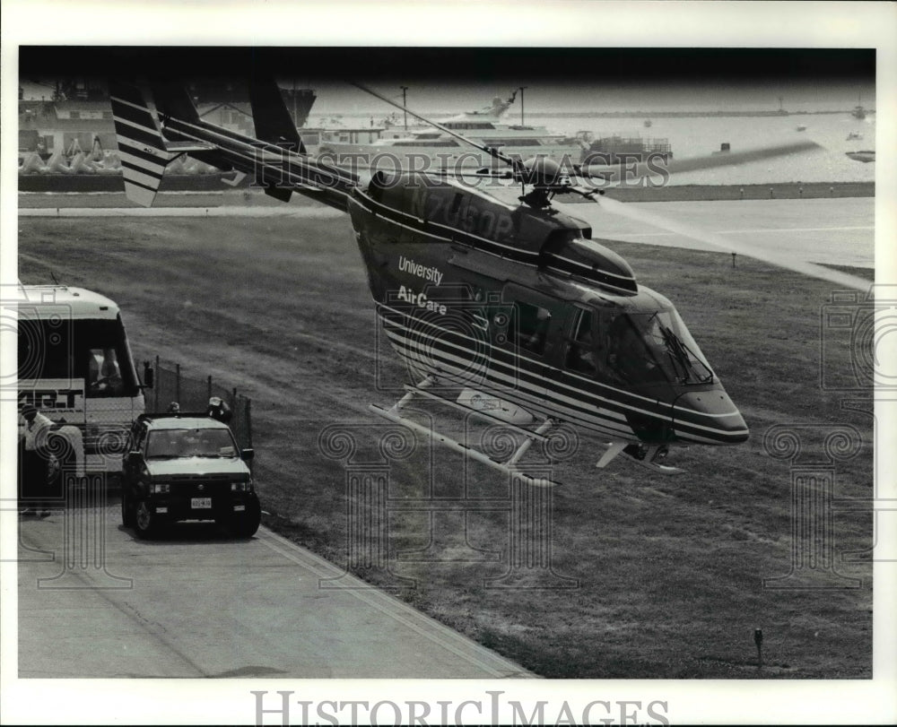1990 Press Photo Al Unser Jr. &amp; a crew members being air lifted after pit fire- Historic Images
