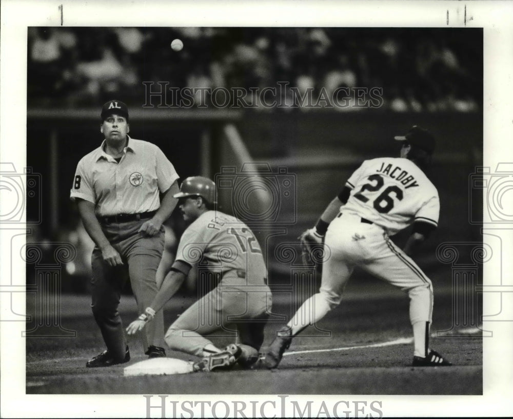 Press Photo Third base umpire, Greg Kosc keeps his eye on the ball - cvb45641- Historic Images