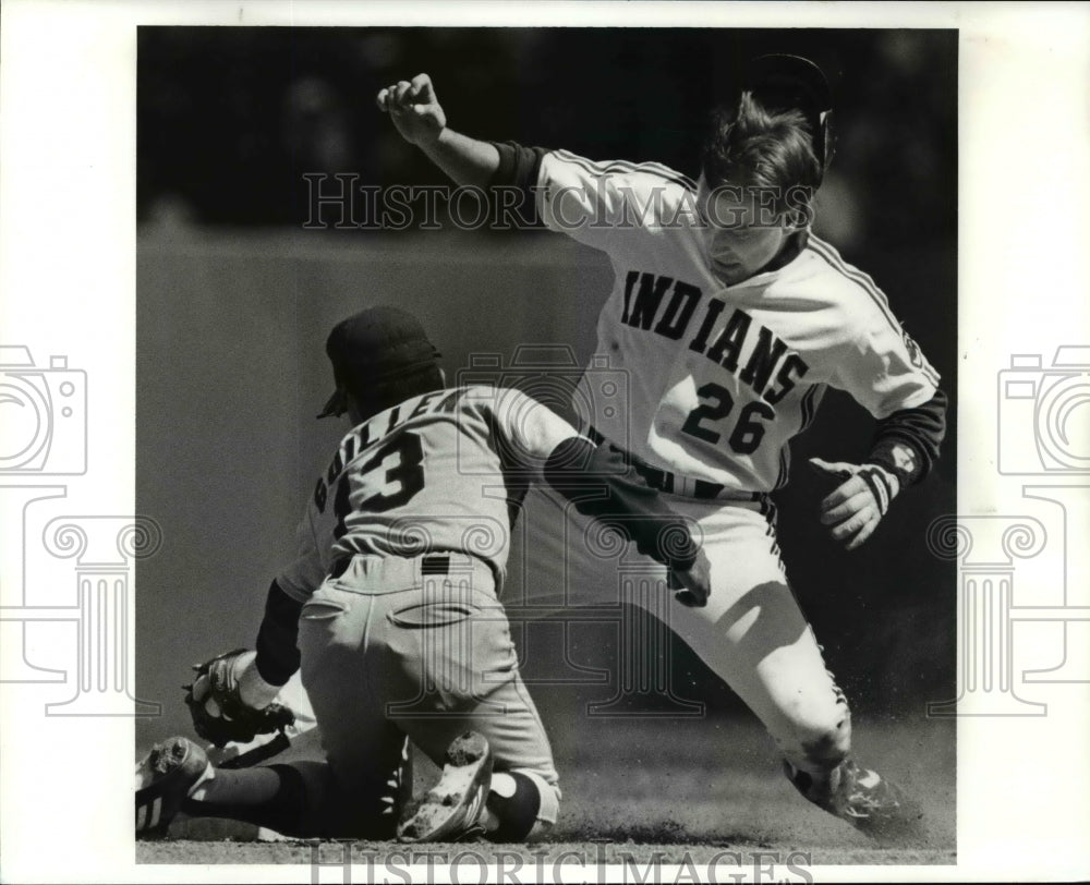 1990 Press Photo Indians Brook Jacoby is thrown out at second by Carlton Fisk- Historic Images