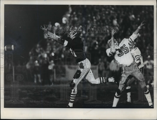 1972 Press Photo Tim Regan and Lorin Hansen Miss Overthrown Pass - Historic Images