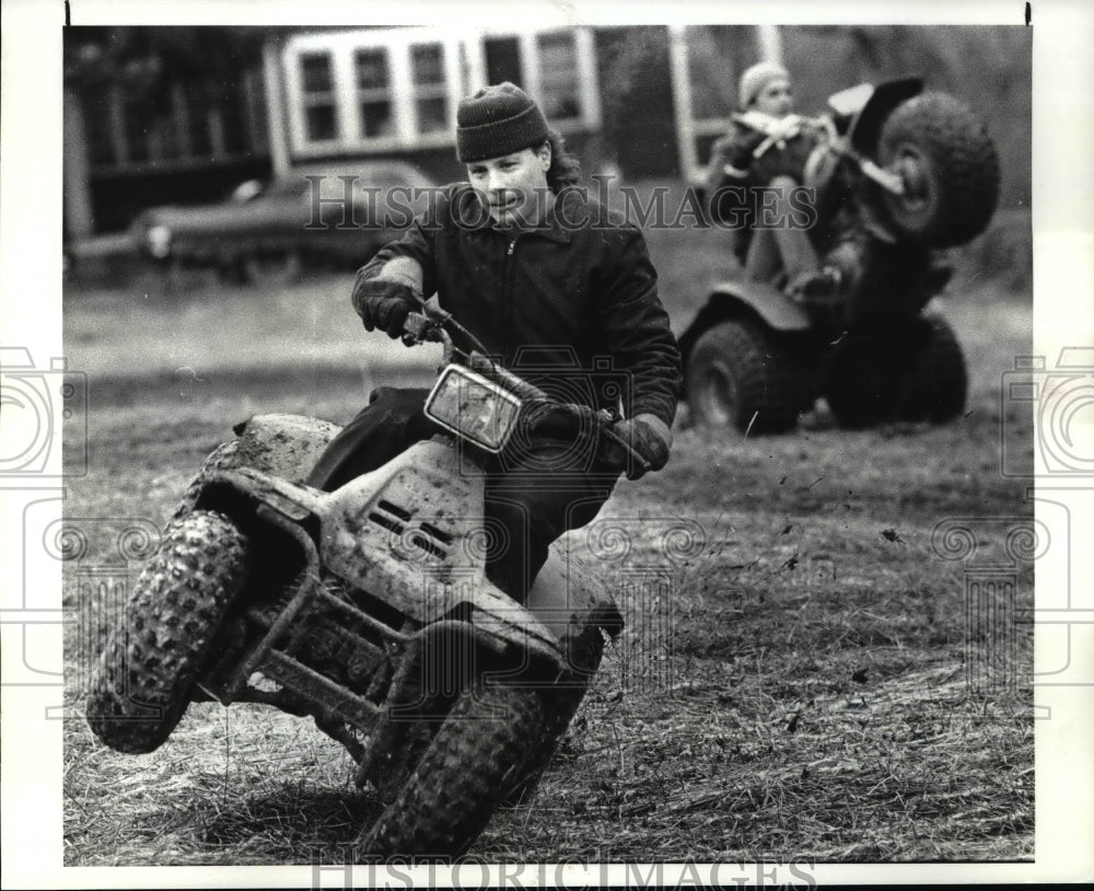 1985 Press Photo Fred DeHoff III, 24, rides a 4-wheel &quot;Quad runner&quot; cycle- Historic Images