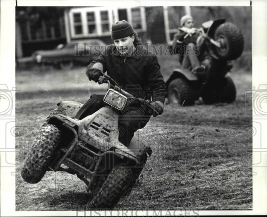 1985 Press Photo Fred DeHoff III, 24, rides a 4-wheel "Quad runner" cycle- Historic Images