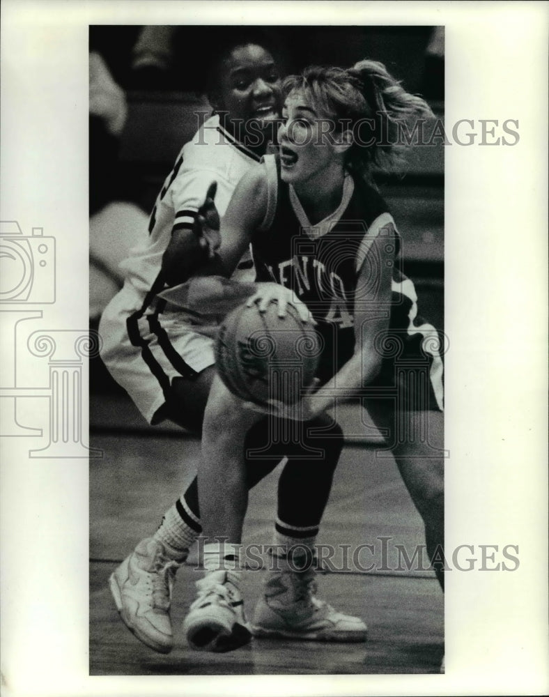 Press Photo Charlotte Dixon vs Jen Shaw of Mentor High in basketball.- Historic Images