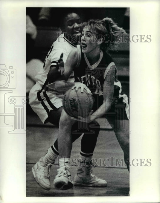 Press Photo Charlotte Dixon vs Jen Shaw of Mentor High in basketball.- Historic Images
