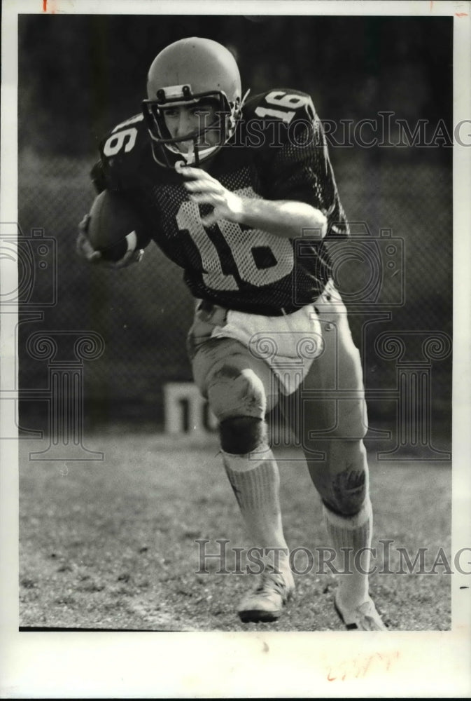 1981 Press Photo Dan Schodowski QB runs Short Gain 1st Quarter - cvb46318- Historic Images