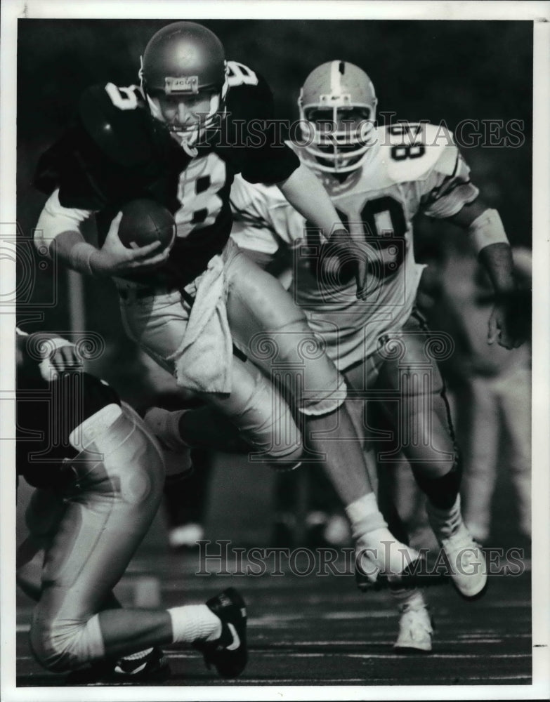 1990 Press Photo John Carroll quarter back Larry Wanke No. 8 avoids a sack- Historic Images