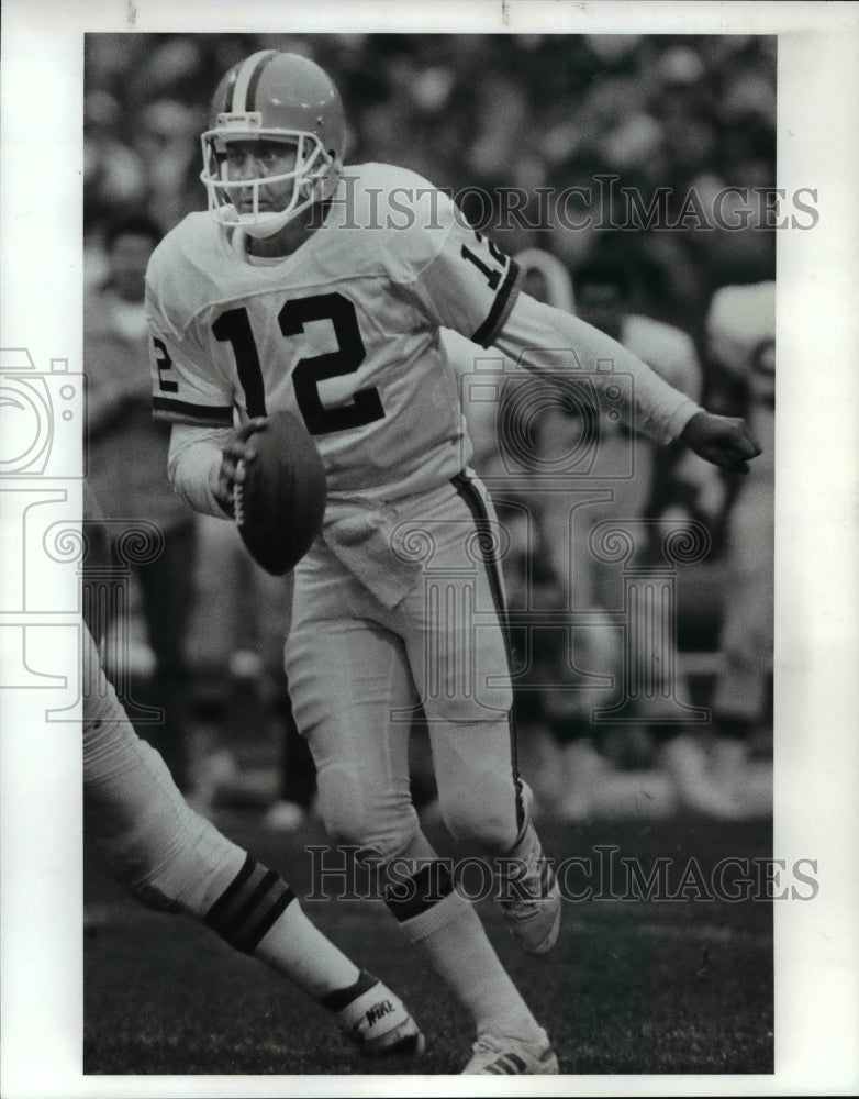 1988 Press Photo Browns Quarter Don Strock for Five Yards - cvb46351- Historic Images