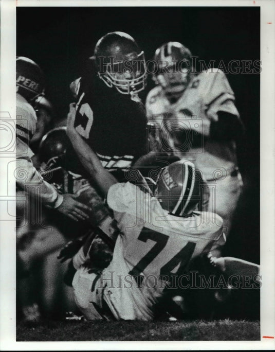 1990 Press Photo Running Back Craig Svendsen Bruoght Down by Justin Thirion- Historic Images