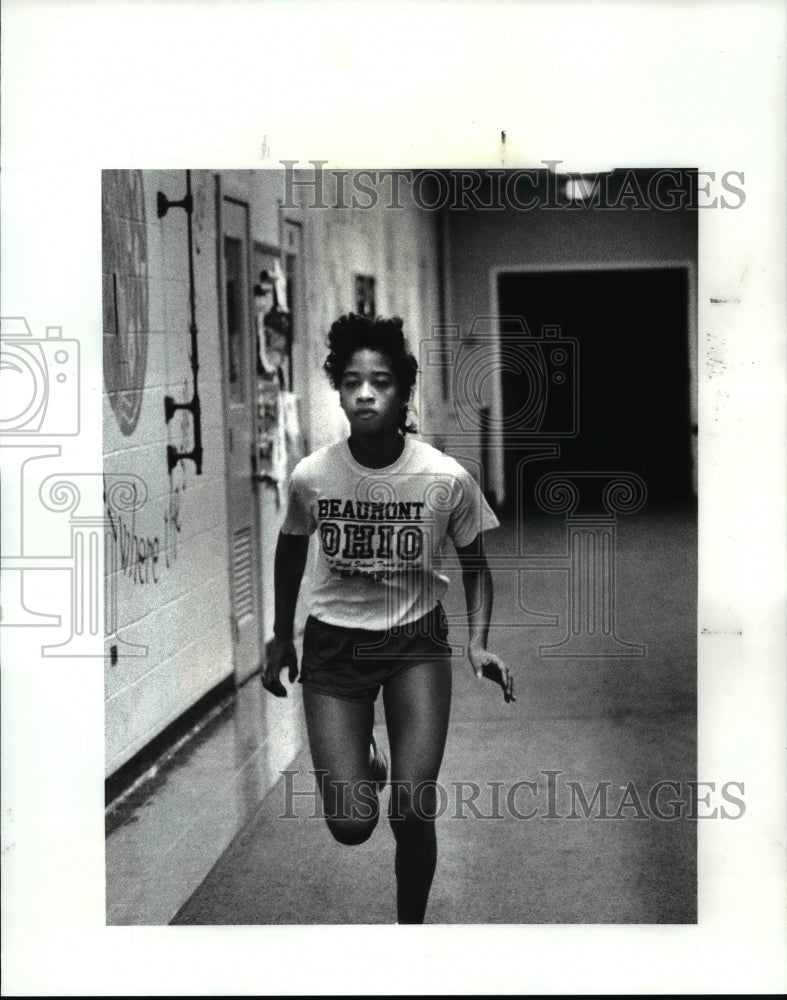 1988 Press Photo Kim Liggins, Beaumont High track team - cvb46415- Historic Images