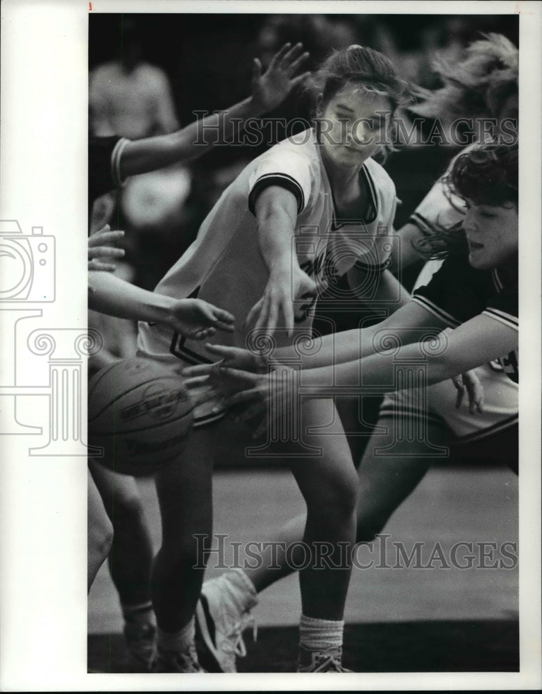 1990 Press Photo Strongsville, Cindy Neubauer vs Medina, Cindy Lavery-basketball- Historic Images